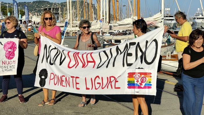 'Ti ho detto no', flash mob e sfilata di &quot;Non una di Meno&quot; alle Vele di Imperia (foto)