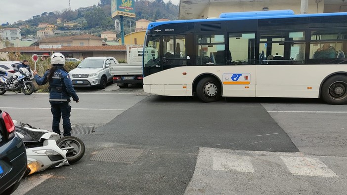 Imperia, supera un pullman in manovra: ventinovenne cade sull’asfalto in via Airenti (foto)