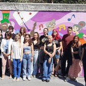 Imperia, festa per l'inaugurazione del nuovo murales del Carpe Diem (foto e video)