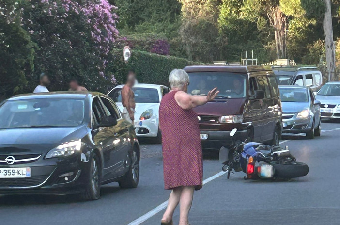 Pedone travolto da una moto a Barbarossa: lunghe code sull'Aurelia in direzione Imperia