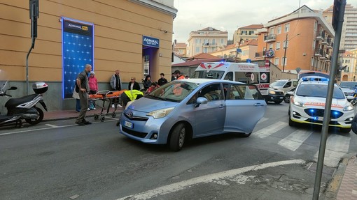 Incidente a Imperia, donna travolta da un'auto mentre attraversa sulle strisce