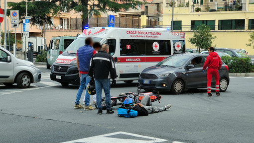 Incidente a Imperia, cade in motorino alla rotonda di via Della Repubblica: un giovane ferito