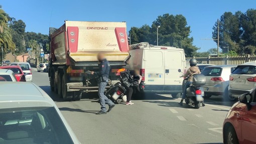 Imperia, scooter tampona camion: ferita una venticinquenne