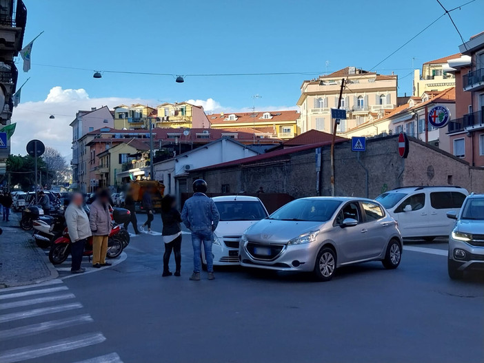 Imperia, mancata precedenza: scontro tra due auto in centro