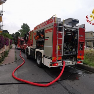 Incendio a Imperia, in fiamme deposito di un cantiere (foto e video)