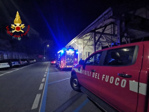 Incendio in un ex deposito di giornali a Imperia (foto e video)