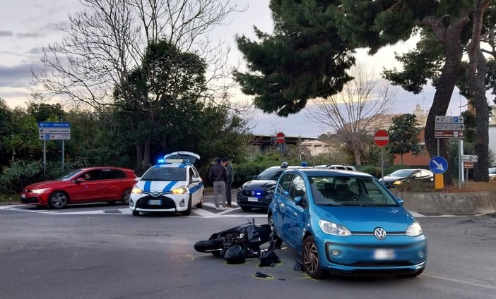 Imperia, scontro auto-scooter sul lungomare Vespucci: ferito un diciannovenne