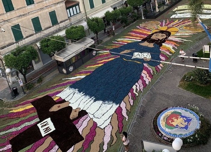 Arriva l’Infiorata a Diano Marina e scattano i divieti di sosta