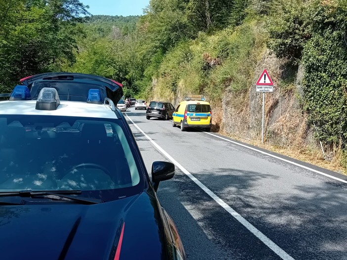 Auto esce di strada a Pornassio, ferito un settantenne