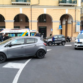 Auto contro moto nella rotatoria di piazza Dante a Imperia: un ferito