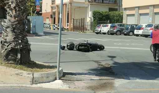 Imperia, mancata precedenza: scooterista investito da un'auto. Ferito un  uomo