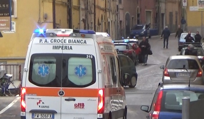 Ragazzo dà in escandescenze e poi fugge in monopattino: inseguito e bloccato dai carabinieri