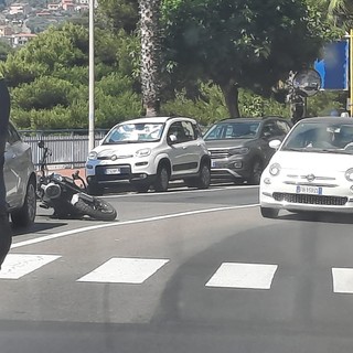 Schianto tra auto e moto in corso Garibaldi a Imperia, ferito un diciassettenne