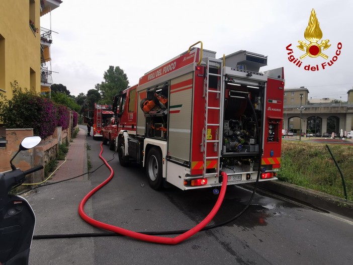 Incendio a Imperia, in fiamme deposito di un cantiere (foto e video)