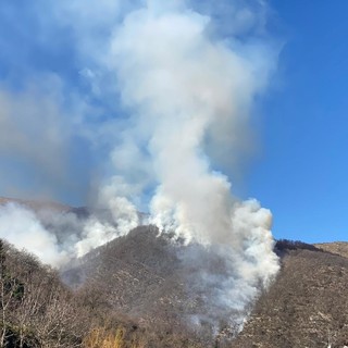 Incendio a Tavole, vigili del fuoco e protezione civile al lavoro per contenere le fiamme