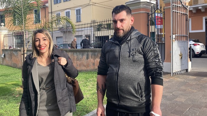 Audizione in procura a Imperia dei genitori di Ryan, il papà: “È tornato a sorridere”. L’avvocato Gioffrè: “Non c’è una terza persona, gli indagati sono due” (foto e video)