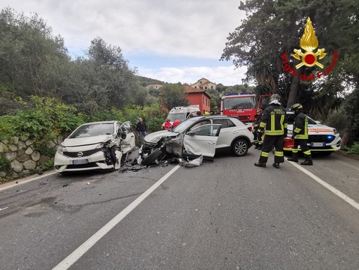 Imperia, frontale tra due auto sulla 28: ferito estratto dalle lamiere (foto)