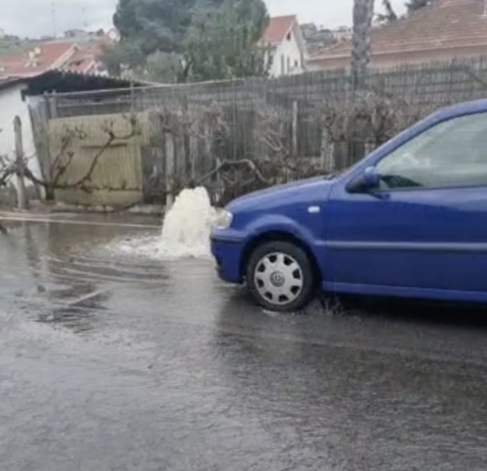 Acquedotto colabrodo, geyser in via Littardi a Imperia: erogazione idrica interrotta