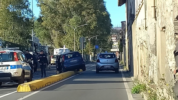 Imperia, incidente in via Argine Sinistro: un'auto finisce sul divisore in cemento che delimita la pista ciclabile