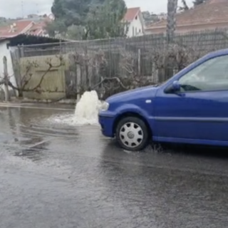 Acquedotto colabrodo, geyser in via Littardi a Imperia: erogazione idrica interrotta