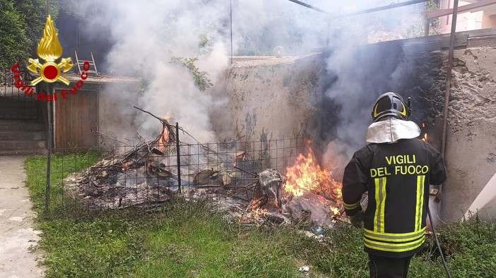 Incendio a Imperia in via del Muraglione, in fiamme scarti di potatura (foto)