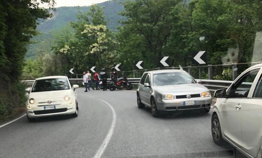 Incidente sulla Statale 28, motociclista in ospedale