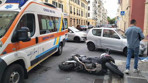 Imperia, scontro tra auto e moto in via Schiva: un uomo al pronto soccorso