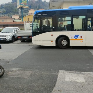 Imperia, supera un pullman in manovra: ventinovenne cade sull’asfalto in via Airenti (foto)