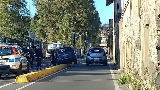 Imperia, incidente in via Argine Sinistro: un'auto finisce sul divisore in cemento che delimita la pista ciclabile