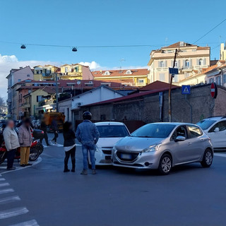 Imperia, mancata precedenza: scontro tra due auto in centro