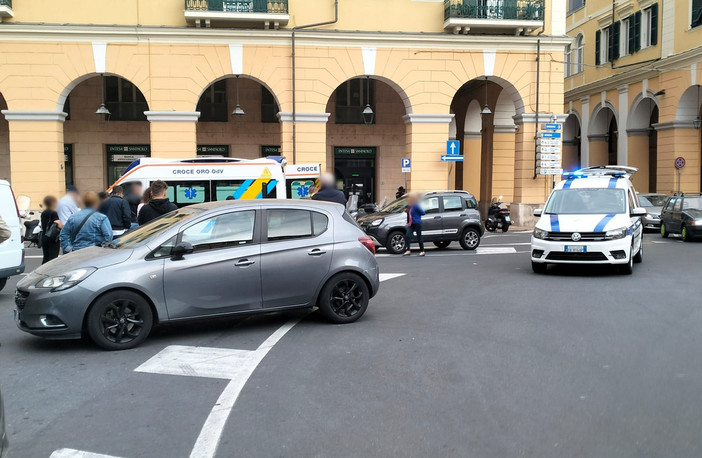 Auto contro moto nella rotatoria di piazza Dante a Imperia: un ferito