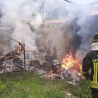 Incendio a Imperia in via del Muraglione, in fiamme scarti di potatura (foto)