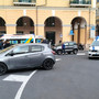 Auto contro moto nella rotatoria di piazza Dante a Imperia: un ferito