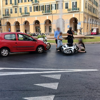 Auto contro scooter in piazza Dante, motociclista all'ospedale