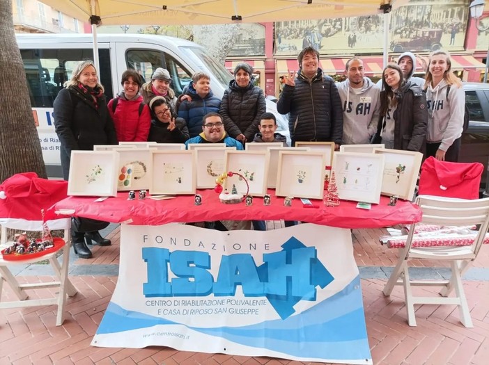 Natale 2024, i ragazzi dell’Isah di Imperia in visita ai mercatini di Natale di Ventimiglia