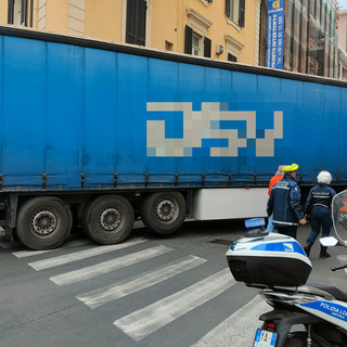 Imperia, camion incastrato in pieno centro: traffico in tilt, arriva la polizia locale