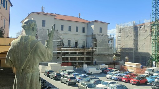 Imperia, si squarcia il velo sulla nuova facciata del Polivalente in piazza del Duomo