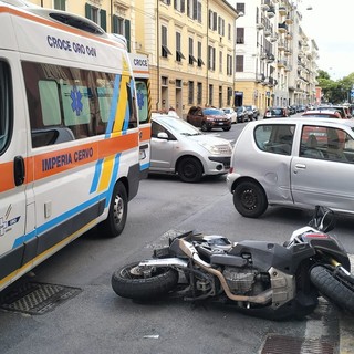 Imperia, scontro tra auto e moto in via Schiva: un uomo al pronto soccorso