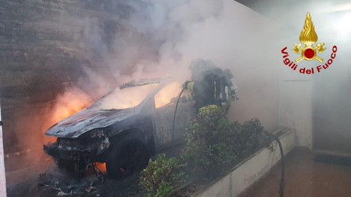 Auto in fiamme, paura in via Collette a Imperia (foto)