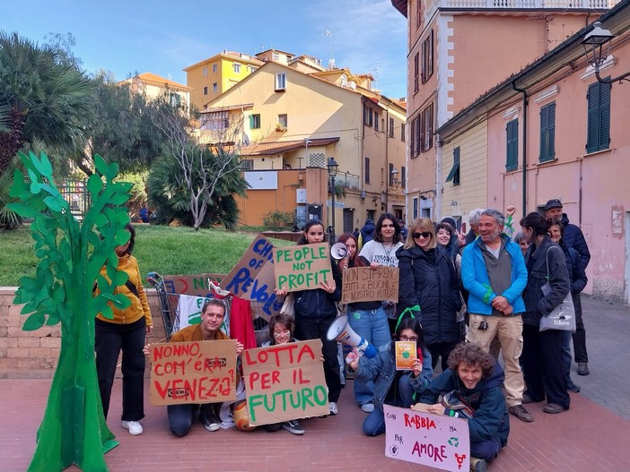 A Imperia il presidio per il clima dei giovani di &quot;Friday for future&quot; (foto e video)