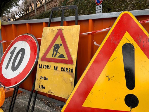 Cede il muro di sostegno della strada Borghetto-Gazzo d’Arroscia, si procede a senso unico alternato