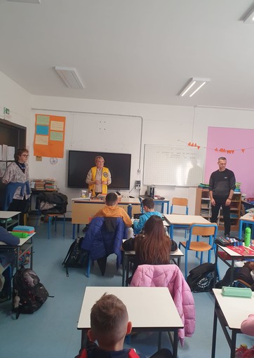 Lions Club Diano Marina dona bandiere tricolori ai ragazzi delle scuole (foto)