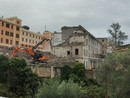 Escavatori in azione all’ex caserma Crespi di Imperia, per le polveri del cantiere si lamentano gli abitanti della zona (video)