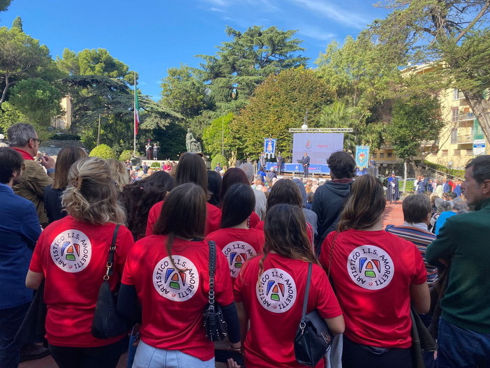 Delegazione di studenti del Liceo Amoretti e Artistico al compleanno di Imperia