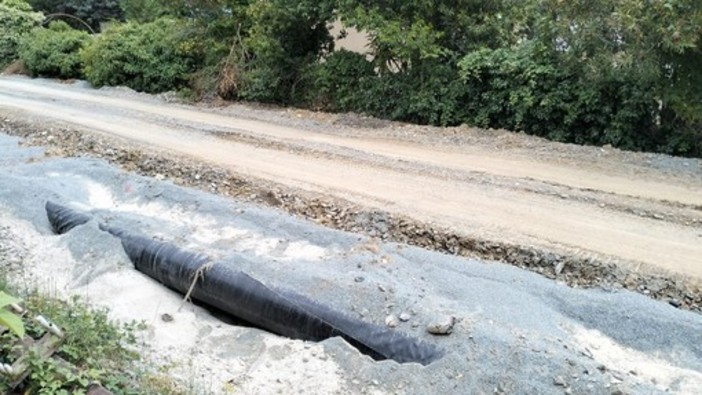 Rottura alla rete idrica in via Capocaccia a Diano Marina, operai al lavoro per ripristinare il servizio