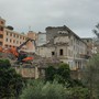 Escavatori in azione all’ex caserma Crespi di Imperia, per le polveri del cantiere si lamentano gli abitanti della zona (video)