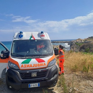 Tragedia, surfista muore scaraventato sugli scogli dal vento