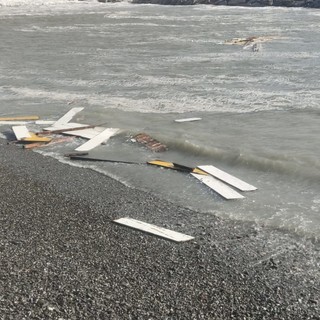 Strascichi pesanti dopo il passaggio della mareggiata a Imperia, infissi e paratie in balia delle onde