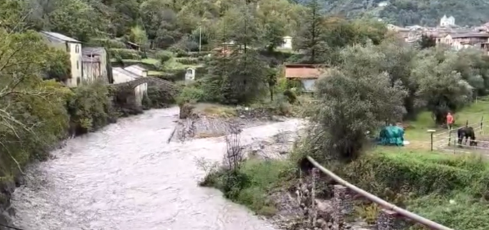 Maltempo nell'entroterra, a Pieve di Teco il fiume Arroscia in piena (video)