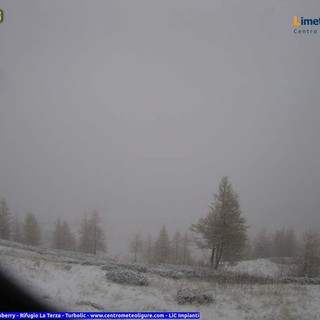 Fiocchi di neve imbiancano Monesi e il Monte Saccarello